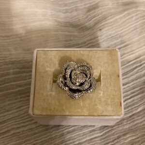 Elegant Silver Floral Ring